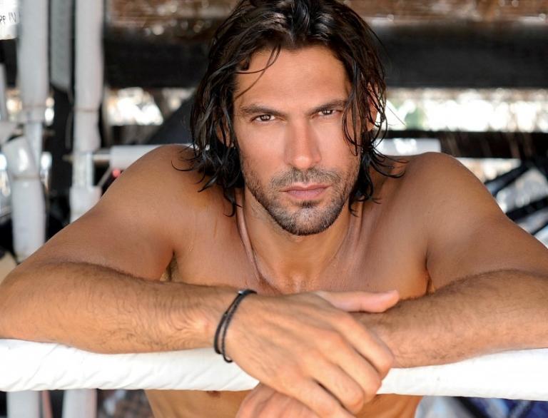 Ο Γιάννης Σπαλιάρας στα… όπλα σε γυρίσματα νέας σειράς