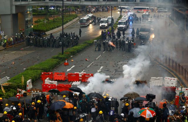 Χονγκ Κονγκ: Πυροβολισμοί και αντλίες νερού κατά των διαδηλωτών