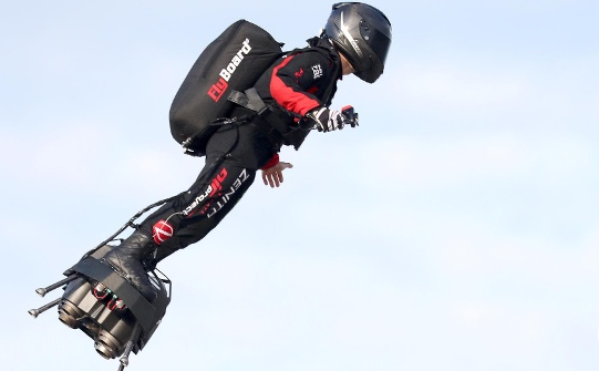 Ο «ιπτάμενος άνθρωπος» Φράνκι Ζαπάτα κατάφερε να διασχίσει τη Μάγχη με Flyboard