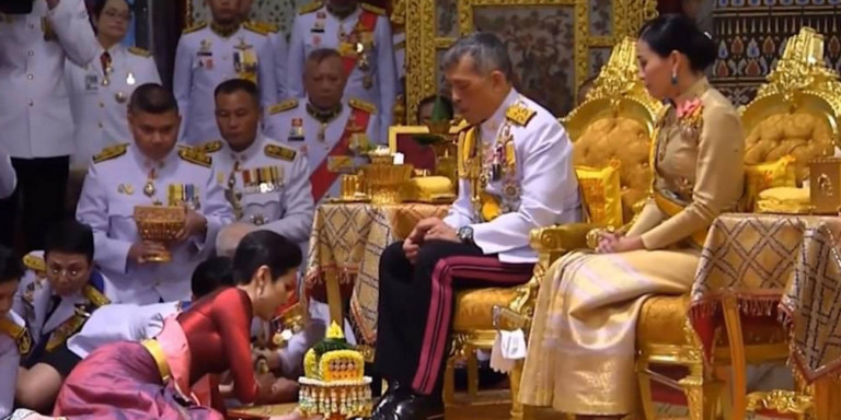 Ο βασιλιάς της Ταϊλάνδης παρουσίασε στον λαό την ερωμένη του –Μπροστά στη σύζυγό του
