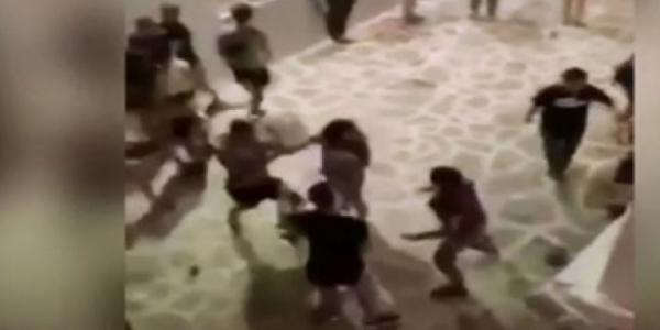 Αστυνομικός για τον ξυλοδαρμό στην Αντίπαρο: Με γρονθοκόπησε και μου έσκισε την μπλούζα