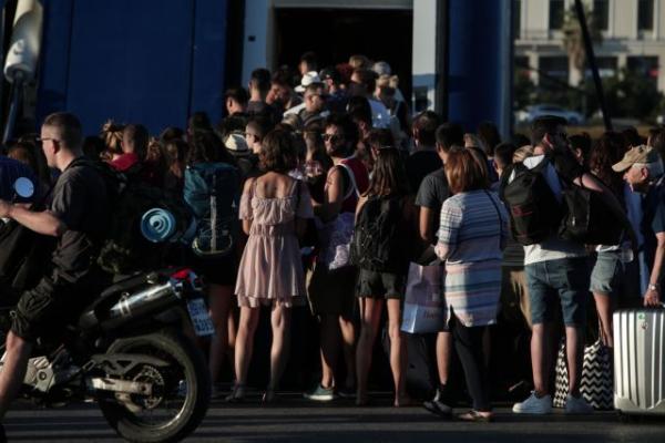 Το αδιαχώρητο στα λιμάνια – Το Σάββατο αναχώρησαν από τον Πειραιά πάνω από 40 χιλιάδες
