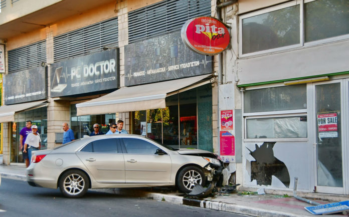 Τροχαίο στα Χανιά: Μπούκαρε με το αμάξι στις βιτρίνες