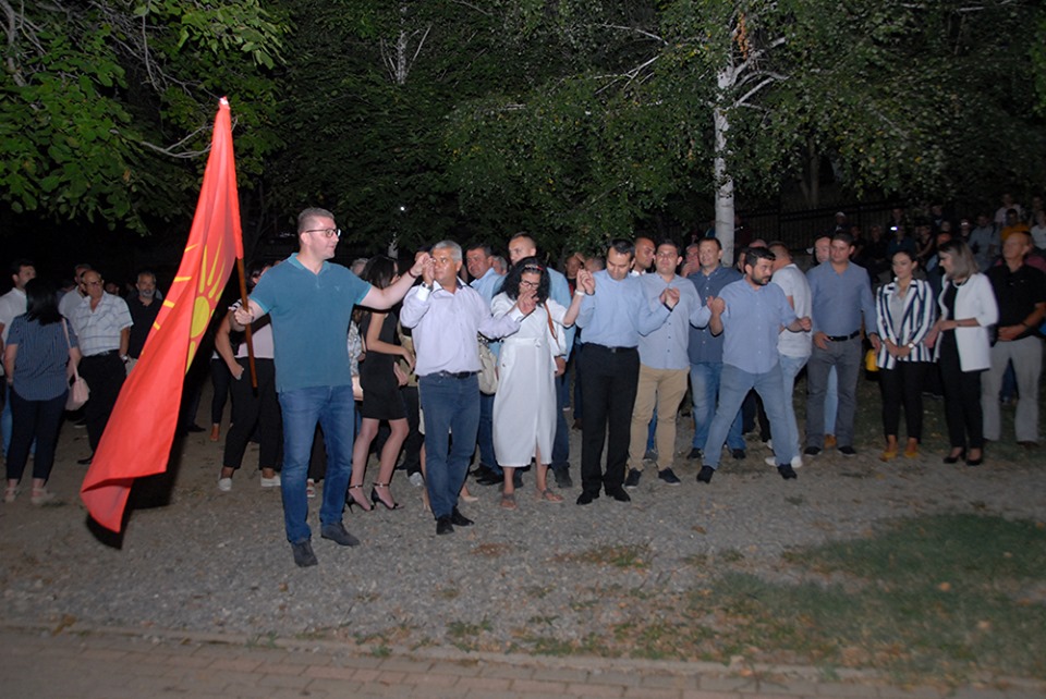 Β. Μακεδονία : Ο ηγέτης της αντιπολίτευσης χορεύει με σημαία του Ηλιου της Βεργίνας