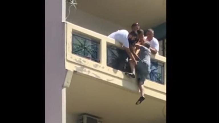 Δραματική διάσωση άντρα που κρεμόταν από μπαλκόνι στην Ξάνθη