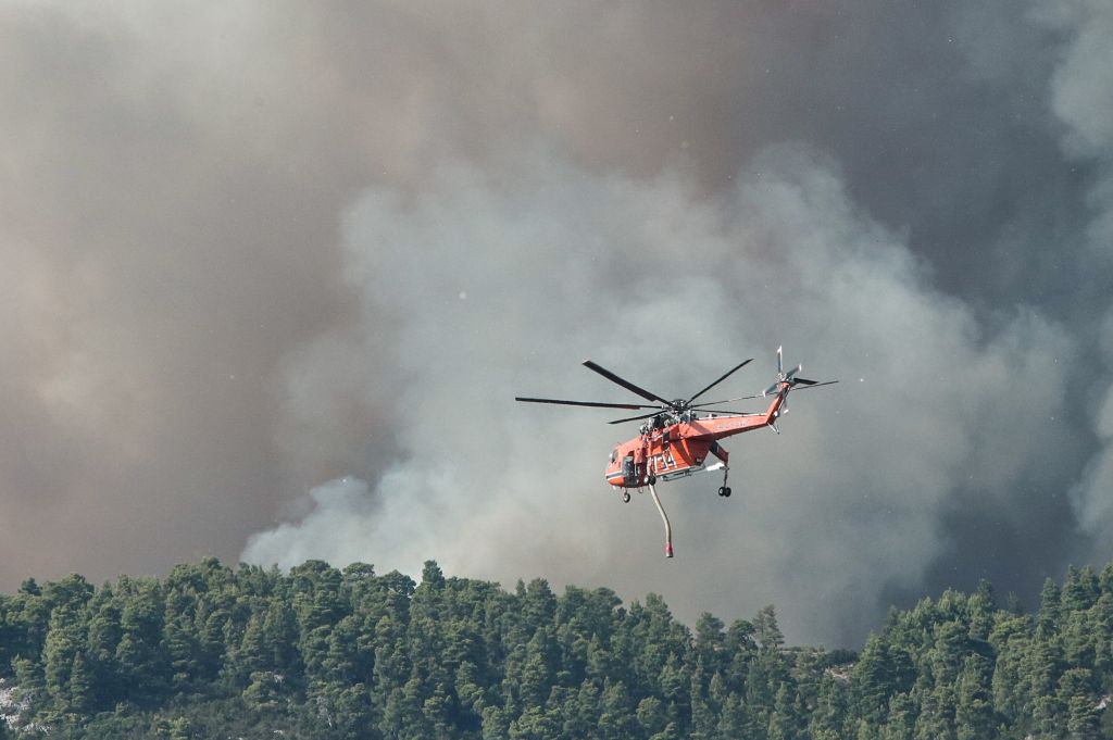 Πύρινη κόλαση στην Εύβοια: Μάχη να «εγκλωβιστεί» η πυρκαγιά στη χαράδρα κοντά στην Πλατάνα