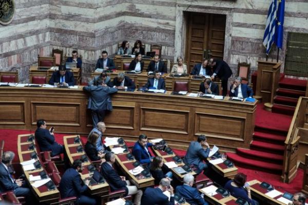 Εν μέσω έντονης αντιπαράθεσης ψηφίστηκε η επίμαχη τροπολογία για την ΕΥΠ