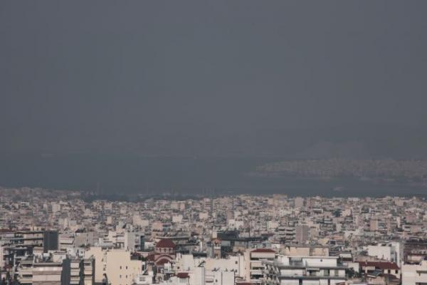 Καπνός από τις φωτιές έχει πνίξει την Αθήνα – Πώς θα προστατευτείτε