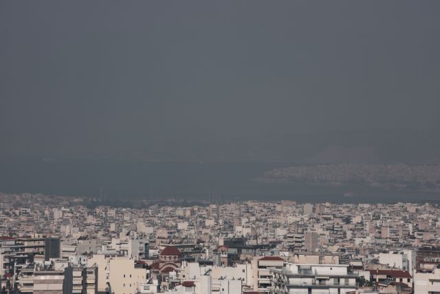 Καπνός από τις φωτιές έχει πνίξει την Αθήνα - Πώς θα προστατευτείτε