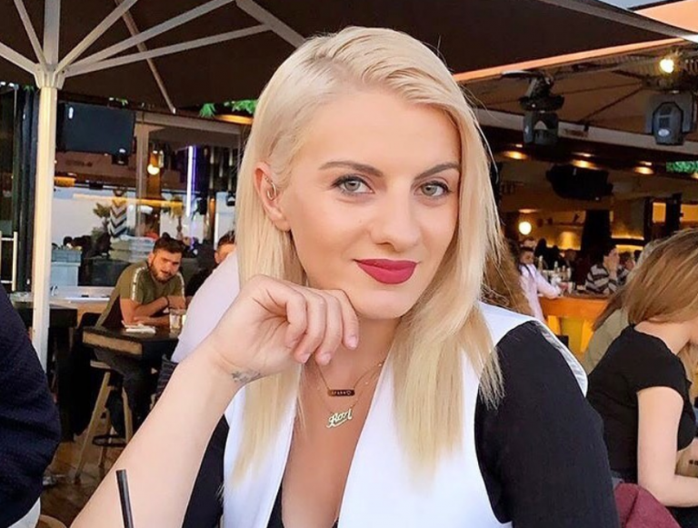 Ασημίνα Ουστάλλι: «Ανάβει φωτιές» ξαπλωμένη στην άμμο