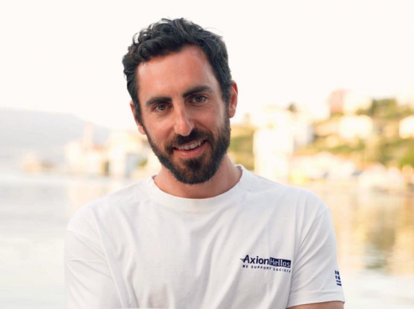 Γιάννης Αποστολάκης : Πολύ ερωτευμένος με γνωστή ηθοποιό