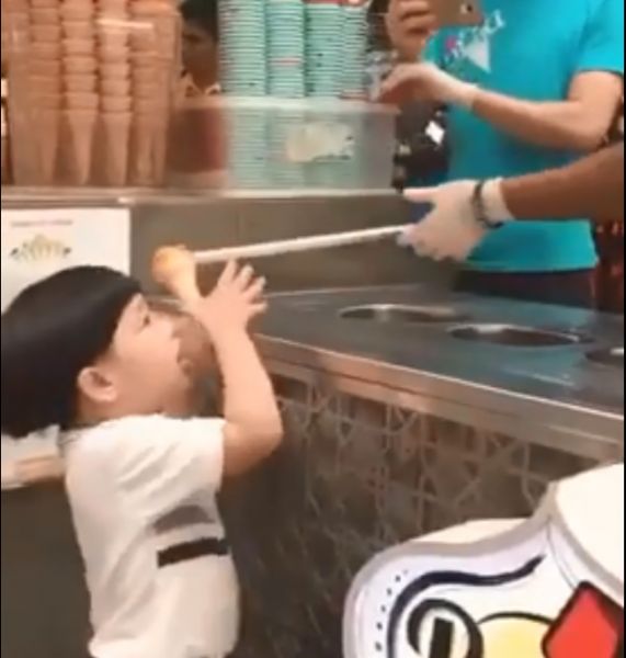 Το «παιχνίδι» με το παγωτό που έγινε viral