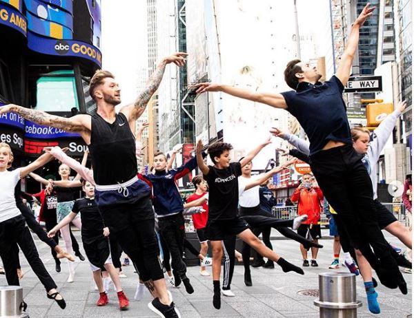 Με μπαλέτο στην Times Square απάντησαν χορευτές στην παρουσιάστρια που χλεύασε τον πρίγκιπα Τζορτζ