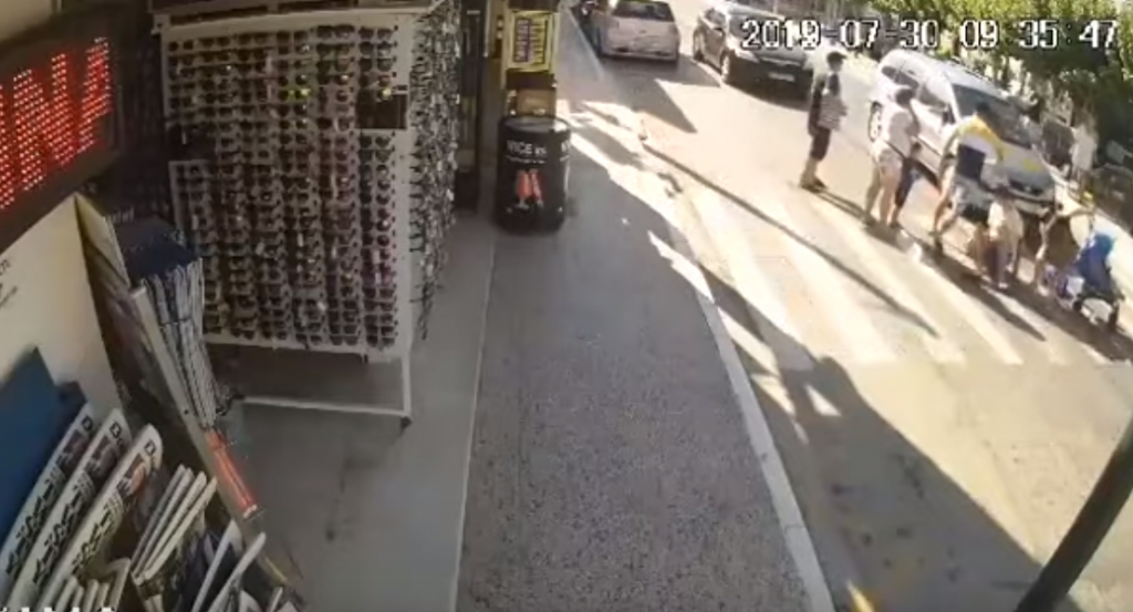 Σοκαριστικό βίντεο: Αυτοκίνητο χτυπά πεζό και φτάνει κοντά σε παιδικό καρότσι
