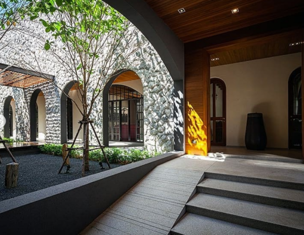 Το σπίτι με την πέτρινη αυλή στην Μπανγκόκ