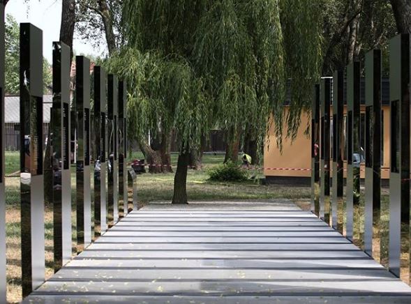 Υπαίθρια εγκατάσταση τιμά μέσα από φωτογραφίες τους επιζήσαντες του Άουσβιτς