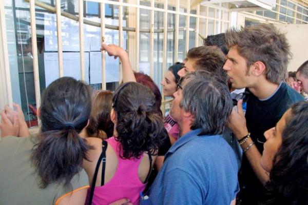 Υπουργείο Παιδείας : Την Τρίτη το πρωί ανακοινώνονται οι βάσεις