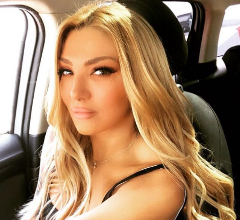 Αγγελική Ηλιάδη: Topless στην πισίνα!