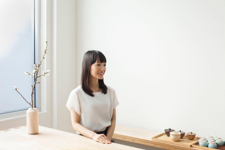 Μια ματιά στο γραφείο της γκουρού της οργάνωσης Μαρί Κοντό