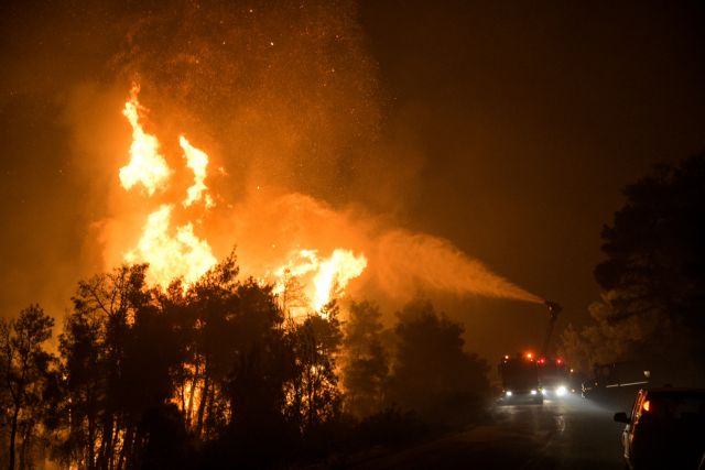 Εύβοια: Ολονύχτια μάχη με τις φλόγες - Απέδωσε η αντιπυρική ζώνη στα Ψαχνά - Φόβοι για ένταση των ανέμων