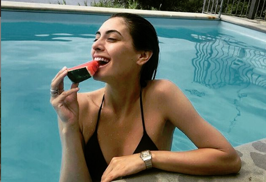 Εύη Ιωαννίδου: Καυτές πόζες δίπλα από την πισίνα