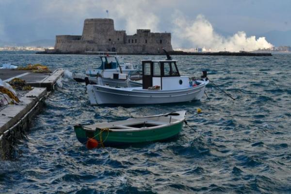Καιρός: Ανεβαίνει η θερμοκρασία, παραμένει το μελτέμι στο Αιγαίο