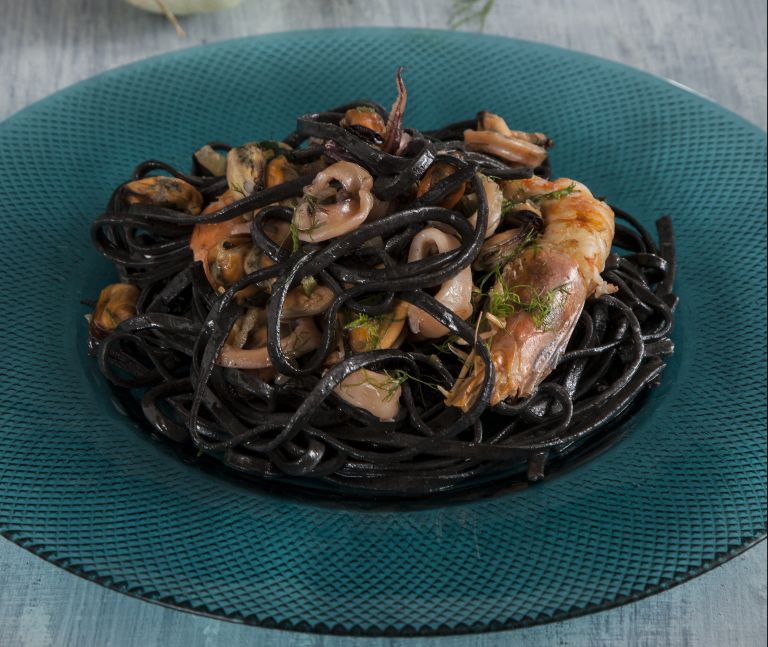 Λιγκουίνι από μελάνι σουπιάς με θαλασσινά