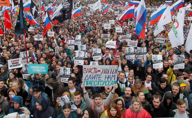 Χιλιάδες άνθρωποι διαδηλώνουν στη Μόσχα ζητώντας ελεύθερες εκλογές
