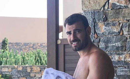 Νίκος Πολυδερόπουλος: Με μαγιό «μαγνητίζει» τα βλέμματα