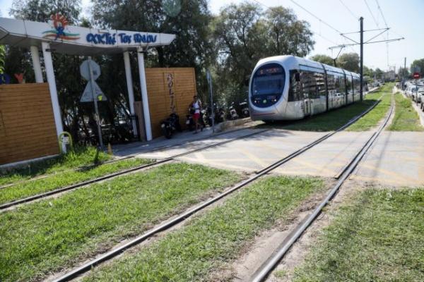 Τραγωδία με τραμ: Συγκλονίζει η μητέρα της 9χρονης – «Προσεύχομαι για τον νονό της»