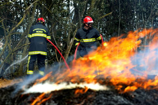 Φωτιές στη νότια Γαλλία: 1000 πυροσβέστες στη μάχη με τις φλόγες
