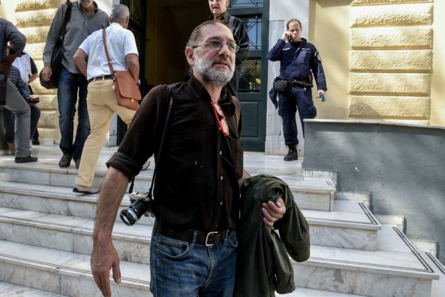 Σύλληψη φωτορεπόρτερ που κάλυπτε την επιχείρηση της ΕΛ.ΑΣ. στα Εξάρχεια | in.gr