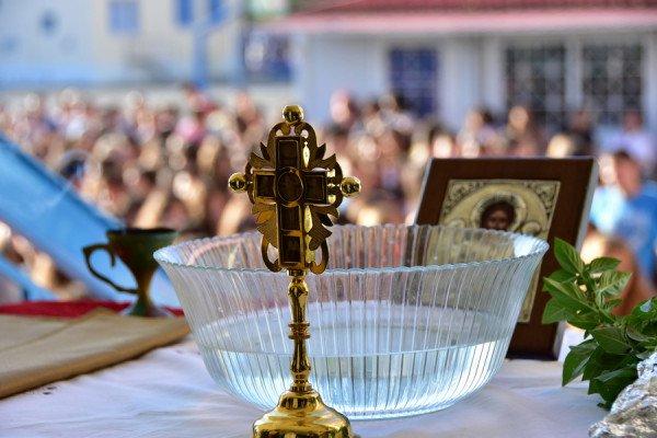Καταγγελία: Μητροπολίτης σε αγιασμό φώναξε στους «άθεους και αλλόθρησκους μαθητές να πάνε πίσω»