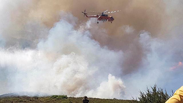 Εύβοια: Μαίνεται η φωτιά στην Κάρυστο – Ενισχύθηκαν οι δυνάμεις πυρόσβεσης