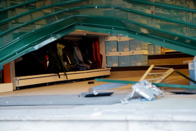 Δύο περιστατικά εισβολής με ΙΧ σε καταστήματα σε Νέα Σμύρνη και Νέα Φιλαδέλφεια