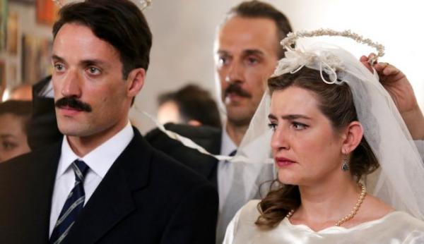 «Άγριες μέλισσες» : Το Twitter αποθεώνει την πρεμιέρα της νέας σειράς