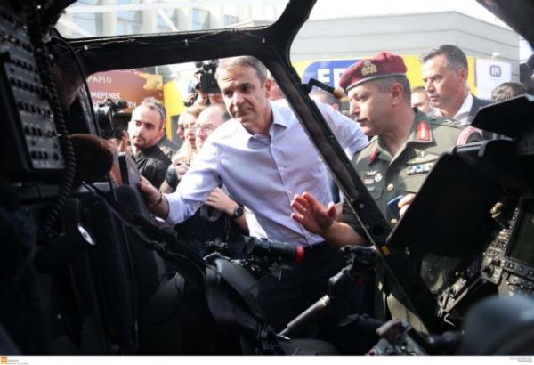 Η περιοδεία Μητσοτάκη στη ΔΕΘ: Οι Guns n’ Roses, το νέο ελικόπτερο KIOWΑ και το virtual tennis