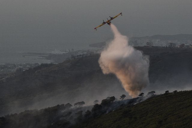 Φωτιά στη Νέα Μάκρη: Καταγγελίες για εμπρησμό – Αγωνία για τους ισχυρούς ανέμους