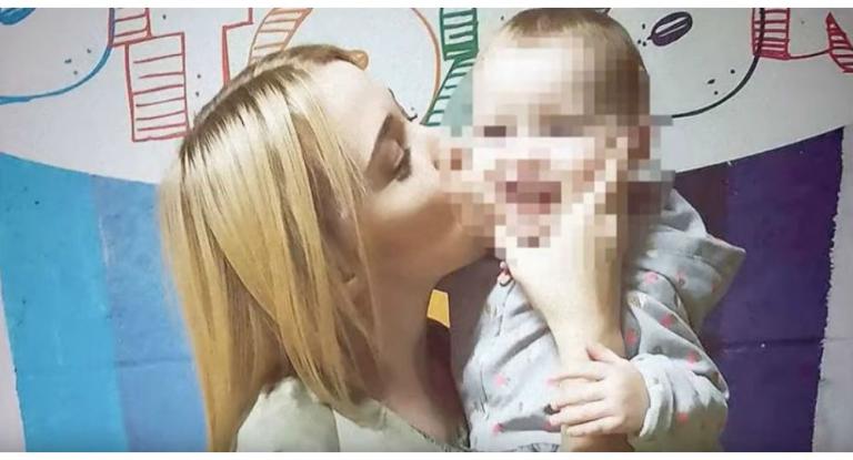 Κοριτσάκι 2 ετών έπνιξε τη μητέρα του ανεβάζοντας το παράθυρο του αυτοκινήτου