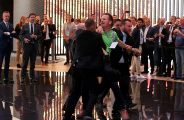 Οικολόγος ακτιβιστής επιχείρησε να πλησιάσει τη Μέρκελ