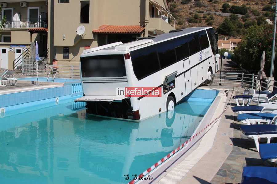 Λεωφορείο «βούτηξε» σε πισίνα στην Κεφαλονιά