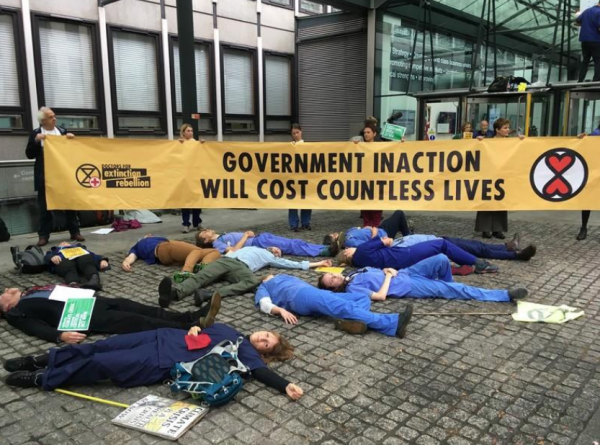 Βρετανία: Ακτιβιστές για την κλιματική αλλαγή κόλλησαν τα σώματά τους σε κυβερνητικό κτίριο