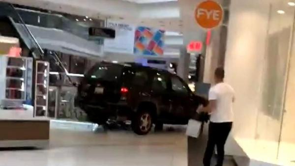 Πανικός στο Σικάγο: Άγνωστος εισέβαλε με αυτοκίνητο σε εμπορικό κέντρο
