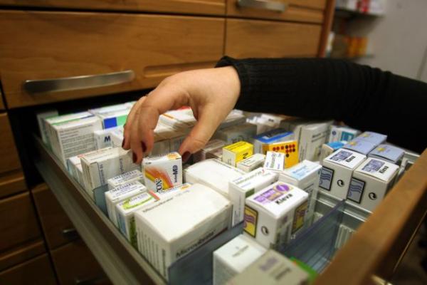 «Nαι» στη διάθεση ακριβών φαρμάκων από τα φαρμακεία – Δεκτή η πρόταση Κικίλια