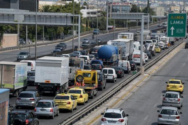 Στο «κόκκινο» η κίνηση στον Κηφισό λόγω τροχαίου – Μποτιλιάρισμα σε κεντρικούς δρόμους