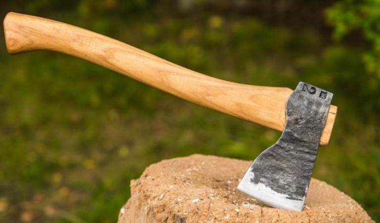 Αιματηρό επεισόδιο: Γιος επιτέθηκε στην μητέρα του με τσεκούρι