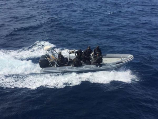 Αγρια καταδίωξη στο Αιγαίο: Η στιγμή που ακινητοποιείται το ύποπτο σκάφος