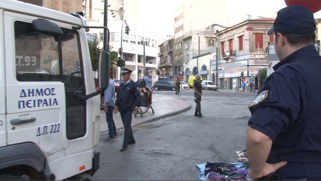 Πειραιάς: Κατασχέθηκαν τρεις τόνοι παλαιών ειδών σε επιχείρηση της ΕΛ.ΑΣ κατά του παρεμπορίου