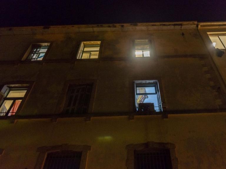 Εξάρχεια: Μια ιστορία 122 ετών πίσω από το νεοκλασικό κτίριο με τους πρόσφυγες