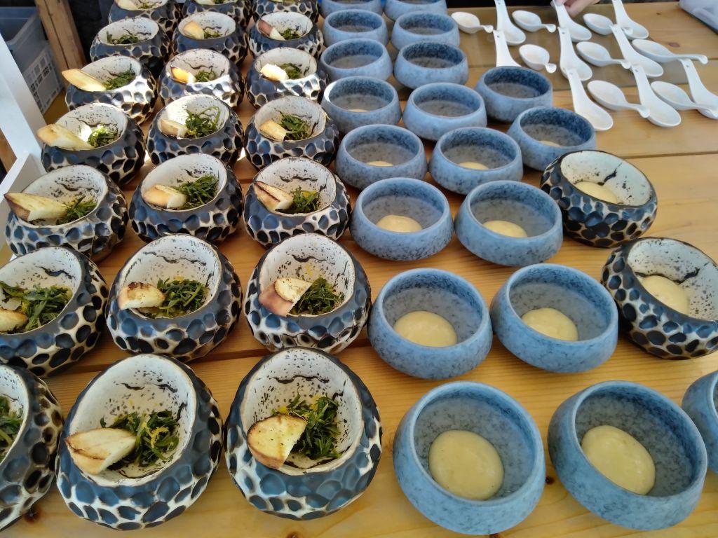 «Φάτε πριν μας… φάνε»: Σεφ στη Σαντορίνη μαγείρεψαν ξενικά είδη ψαριών